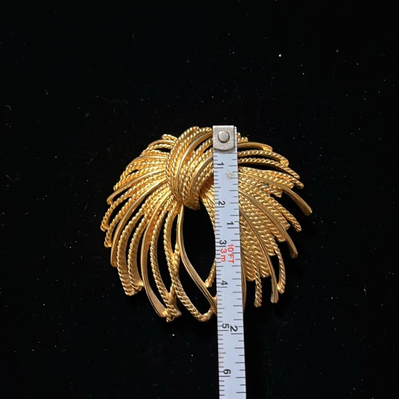 Gold Color Unique Design Brooch - Picture 15 of 16
